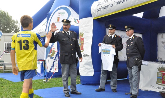 Torino ragazzo e Polizia 550